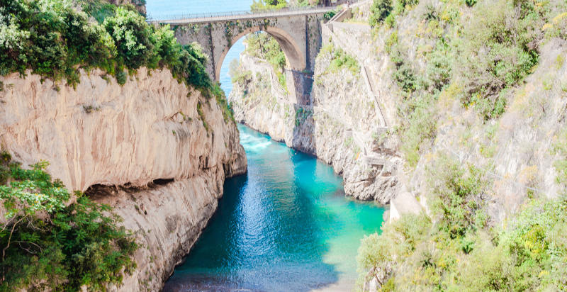 Volare sopra la vegetazione della Costiera Amalfitana con zipline