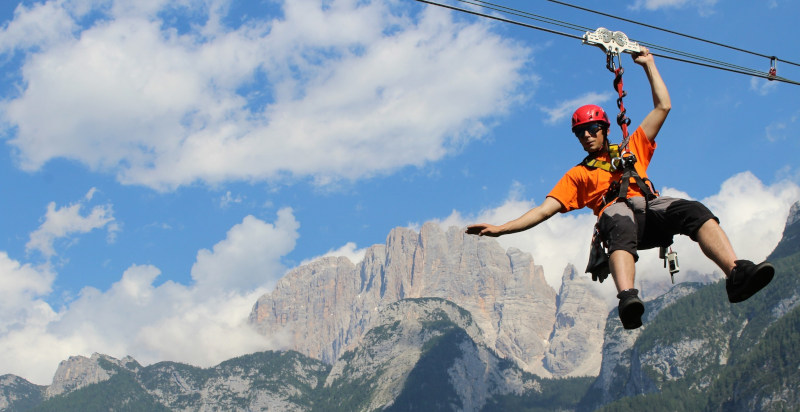 Volo in zipline tra le Dolomiti di Belluno, esperienza adrenalinica e panoramica
